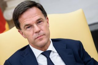 Cuando Mark Rutte, 'premier' holand&eacute;s, volc&oacute; su caf&eacute; en el Parlamento y cogi&oacute; una escoba