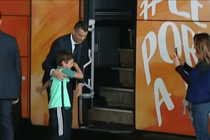 Cristiano retras&oacute; la partida de su selecci&oacute;n en el Mundial para consolar a un joven fan