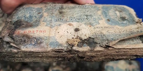 Encuentra 2 millones de d&oacute;lares en billetes de la II Guerra Mundial haciendo una reforma en su tienda