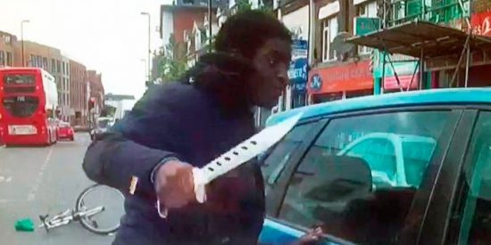 Ciclista enloquecido ataca con furia a un conductor que le rozó con su coche