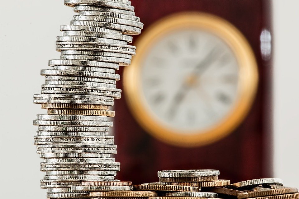 El Ibex 35 aguanta el tir&oacute;n y cierra en los 9.914 puntos