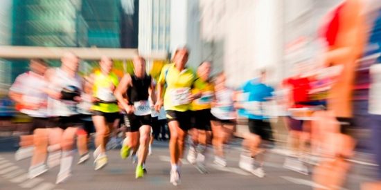 Unos 500 corredores participan en la IX Carrera HM 'Corre por la Vida'