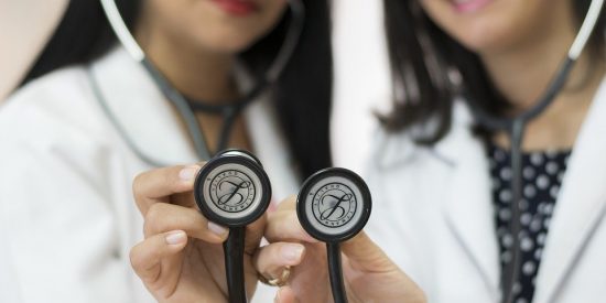 Piden al Gobierno incrementar el I+D+i y que las decisiones sanitarias se adopten "en base a la evidencia cient&iacute;fica"