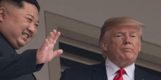 As&iacute; saludaban Kim Jong-un y Donald Trump tras su cara a cara