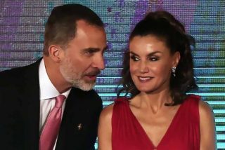 El v&iacute;deo del horrible desprecio de la reina Letizia al rey Felipe VI para no estropearse el peinado