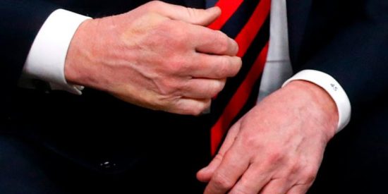Macron casi le destroza la mano a Trump tras este fuerte apret&oacute;n en la cumbre del G7