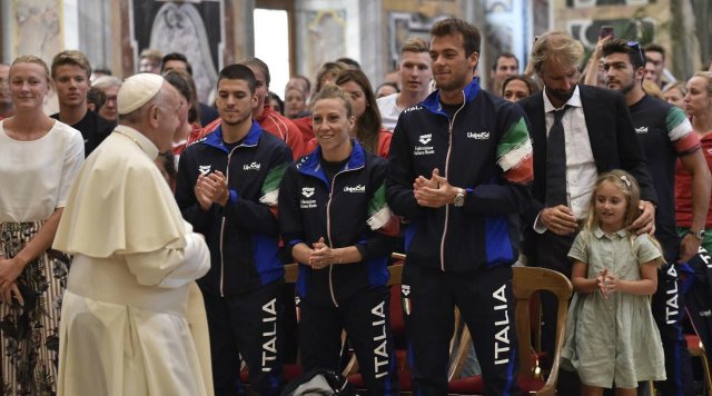 Francisco pide a los deportistas ser "buenos ejemplos de los valores humanos y sociales"
