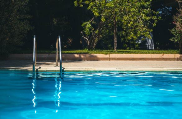 piscina convencional a ras de suelo