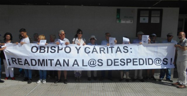 Hist&oacute;rica concentraci&oacute;n p&uacute;blica para protestar contra el obispo de C&aacute;diz
