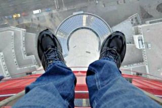 ¿Sabías que más de 17.000 personas se han suicidado en España por causas económicas?