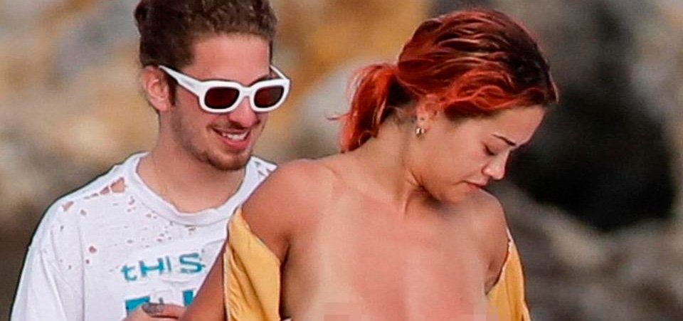 Rita Ora muestra sus encantos haciendo topless mientras se relaja en un yate con su novio