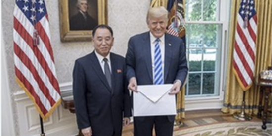 Descojone en las redes por el tama&ntilde;o de la carta que Kim Jong-un ha enviado a Trump