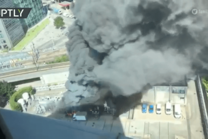 Fuerte incendio registrado cerca de Par&iacute;s deja una espesa columna de humo negro