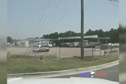 Esta mujer sale despedida de su coche durante una dram&aacute;tica persecuci&oacute;n policial