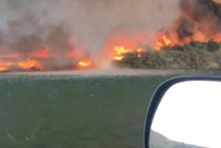 Esta pareja graba la formaci&oacute;n de un tornado de fuego con humo t&oacute;xico negro