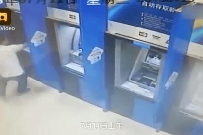 Este hombre destruye con un martillo varios cajeros aut&oacute;m&aacute;ticos por venganza