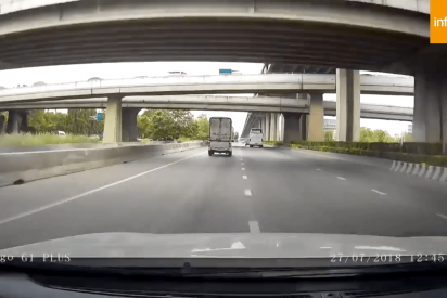 Se baj&oacute; del coche en una autopista y lo atropellaron: sali&oacute; volando y cay&oacute; al vac&iacute;o