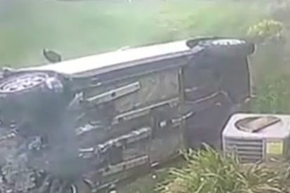 Este conductor se da a la fuga tras estrellar violentamente su coche contra una casa en EE.UU.
