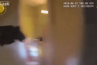 Este polic&iacute;a mata a tiros a un hombre mientras apu&ntilde;alaba a su pareja