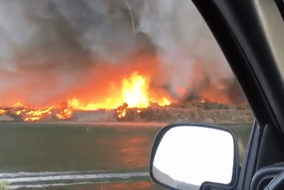 Esta pareja graba la formaci&oacute;n de un tornado de fuego con humo t&oacute;xico negro
