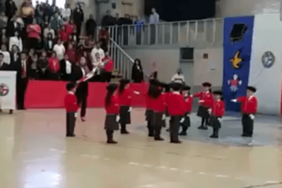 Esta profesora 'mete la pata' durante un desfile escolar