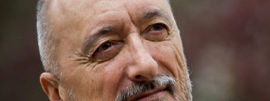 Arturo P&eacute;rez-Reverte saca una foto de la bandera que ondea en su barco y pasa esto