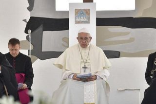 El Papa reza en Bari por un Medio Oriente que "hoy llora, sufre y calla, mientras lo pisotean"