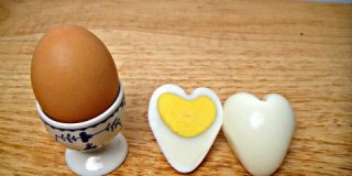Receta para cursis y enamorados: el truco de los 'huevos coraz&oacute;n'