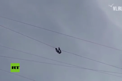 Este hombre cae al vac&iacute;o tras trepar un cable de alta tensi&oacute;n desde un d&eacute;cimo piso