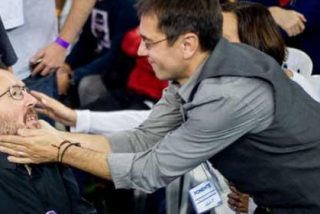 El desafinado dueto entre Monedero y 'Echeminga' dando la nota con Pablo Casado y Franco