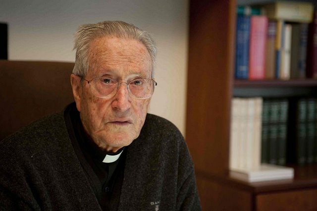 Monseñor Setién, ingresado "muy grave" tras sufrir un ictus