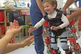 As&iacute; andan ni&ntilde;os discapacitados con un exoesqueleto