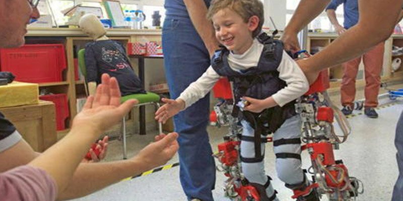 As&iacute; andan ni&ntilde;os discapacitados con un exoesqueleto