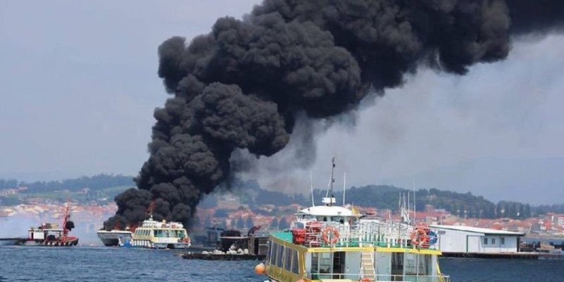 Cinco personas permanecen ingresadas con quemaduras graves tras el incendio de un catamar&aacute;n en Illa da Toxa