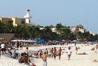 Este enorme socav&oacute;n surge 'de la nada' a unos metros del mar en Playa del Carmen en M&eacute;xico