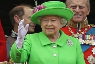 Los secretos sobre el "apetito sexual" de la reina Isabel II que se le atragantan a Reino Unido