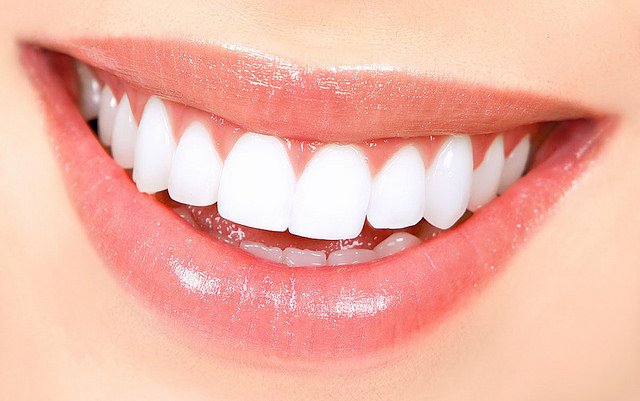 Los mejores trucos para cuidar tus dientes este verano