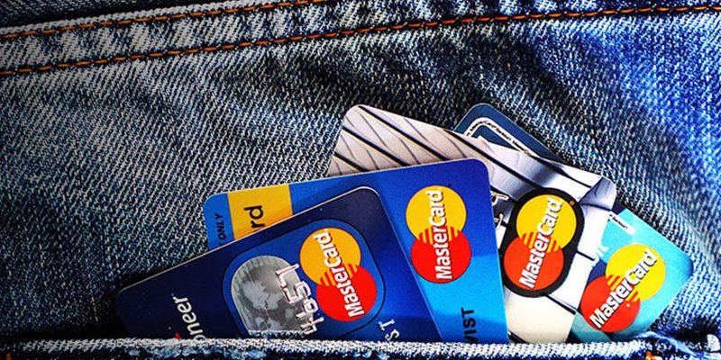 Una joven marroquí y okupa estafa a un anciano más de 4.000 euros con compras online