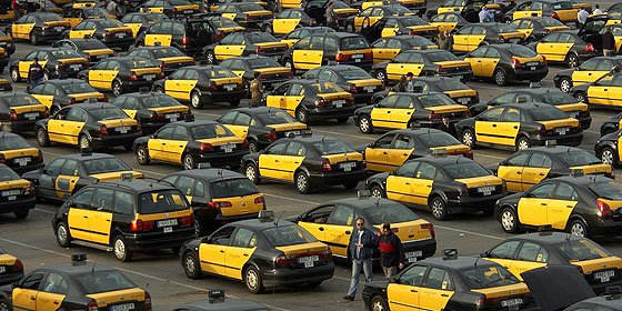 Los taxistas amenazan al Gobierno S&aacute;nchez con cerrar la frontera francesa: "Al taxi lo va a respetar todo dios"