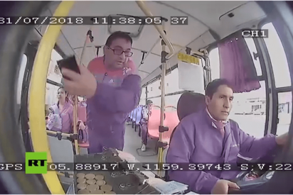 Este pasajero golpea al conductor de un autobús por no dejarlo bajar