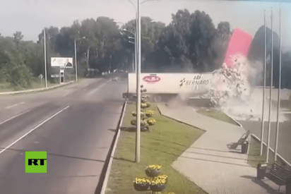 Este cami&oacute;n embiste un monumento a gran velocidad