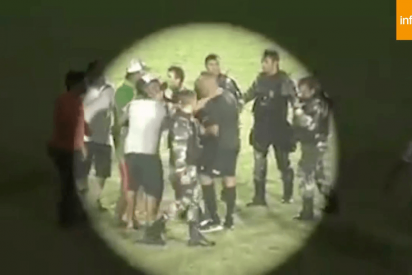 El asqueroso ataque de unos radicales a un grupo de &aacute;rbitros en Brasil