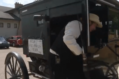 Así el servicio de taxi a lo Uber con un caballo y una carreta