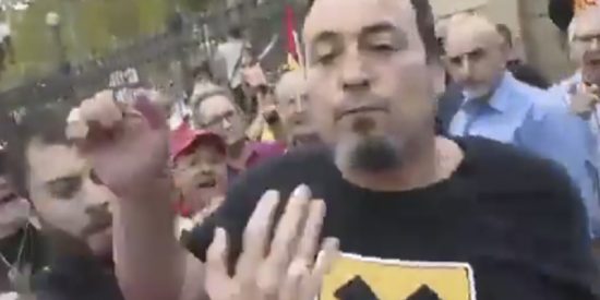 El c&aacute;mara de TeleMadrid peg&oacute; un pu&ntilde;etazo a un anciano antes de ser agredido