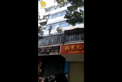 Así arroja una mujer a sus hijos desde un quinto piso antes de morir en un incendio