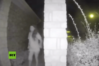 Graban a esta misteriosa mujer descalza y con grilletes antes de desaparecer en EE.UU.