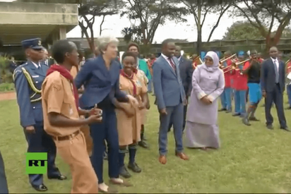 Las redes se descojonan de Theresa May por su baile peculiar en &Aacute;frica