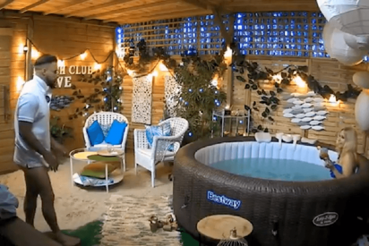 Le muestra a su cita de 'First Dates' lo que esconde bajo los pantalones y la chica casi se muere del susto