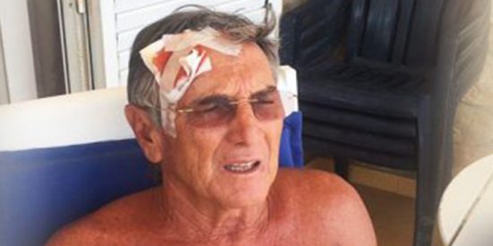 Valencia: As&iacute; dejaron los 'pac&iacute;ficos' indepes a este anciano que les recrimino una pancarta de apoyo a los golpistas catalanes