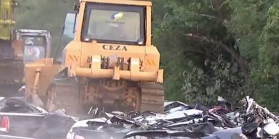 Estos 76 coches y motos de lujo de contrabando son aplastados en Filipinas en presencia de Duterte